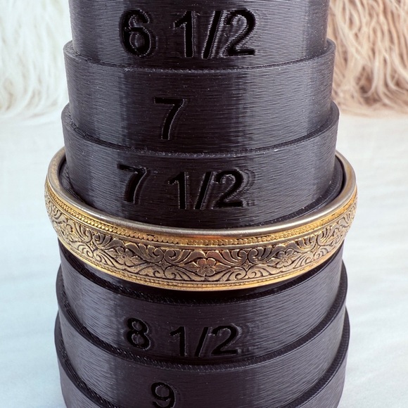 Bohemian chic aged lightweight etched bangle bracelet - Picture 4 of 5